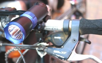 TORCIA LED 3W GANCIO MANUBRIO BICI SFILABILE MULTIUSO ZOOM LED ALUMINIO (AAAx3 N.I.) #495A